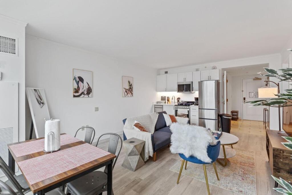 Apartment Sleep 6 Stylish 1br 2ba Beachfront By Cozysuites *